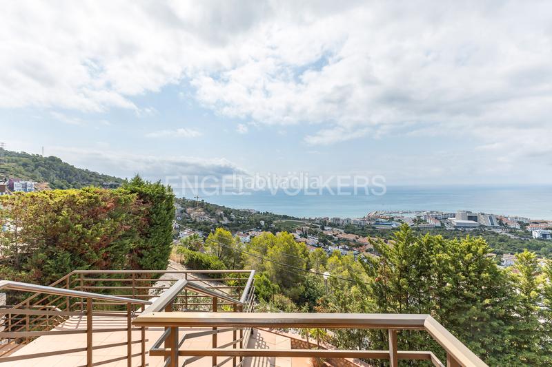 Foto bd230064-dd08-4bef-add2-7938d98f5d1f. Casa con riscaldamento parcheggio piscina in Levantina - Montgavina - Quintmar Sitges