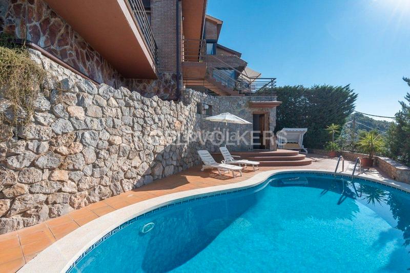 Foto f16d9ff0-3797-43d7-b53f-b4453c07ed46. Casa con riscaldamento parcheggio piscina in Levantina - Montgavina - Quintmar Sitges