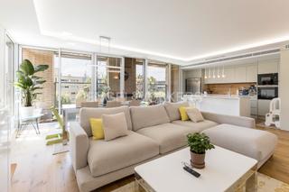 Apartament a La Vila Olímpica del Poblenou. Luminoso piso exterior con parking al lado de la playa