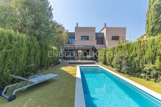House in Sector Est. Formidable casa con jardín y piscina, muy cerca del mar