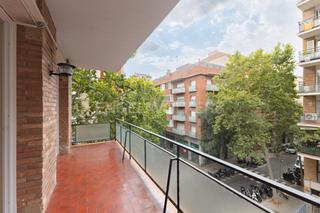 Appartement à Barri de les Corts. Luminoso piso de 100m con balcón y vistas verdes en les corts