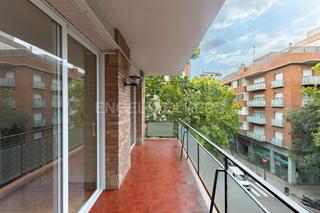 Piccolo appartamento in Barri de les Corts. Luminoso piso de 100m con balcón y vistas verdes en les corts