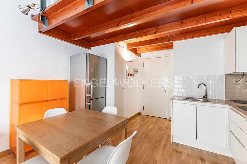 Foto 009bbddc-242b-4db0-8aec-02cd2fb32b34. Alquiler apartamento encantador estudiooficina amueblado en edificio renovado con jardín en Barcelona