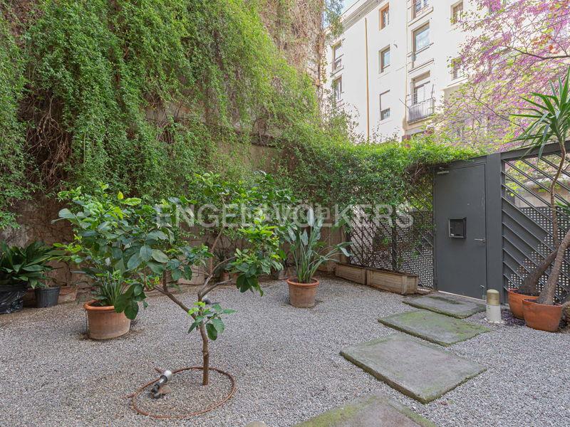 Foto 0539903d-f28c-44c0-a733-25bcafb00017. Alquiler apartamento encantador estudiooficina amueblado en edificio renovado con jardín en Barcelona