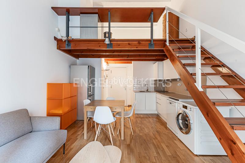 Foto 08d3bc44-6b43-40e0-b00f-69286dcba10c. Alquiler apartamento encantador estudiooficina amueblado en edificio renovado con jardín en Barcelona