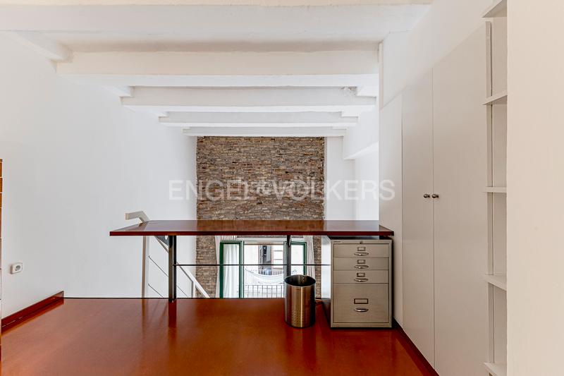 Foto 3ca92f5e-ca7e-4c41-bc8a-56940980ae83. Alquiler apartamento encantador estudiooficina amueblado en edificio renovado con jardín en Barcelona