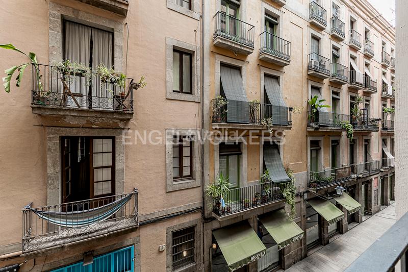 Foto 49dc3ae8-eeeb-4c48-82f2-0eeb22c58bf8. Alquiler apartamento encantador estudiooficina amueblado en edificio renovado con jardín en Barcelona
