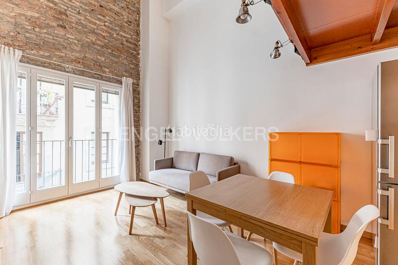 Foto 4f4a99c7-6f51-42ee-b6a5-a188b190e432. Alquiler apartamento encantador estudiooficina amueblado en edificio renovado con jardín en Barcelona