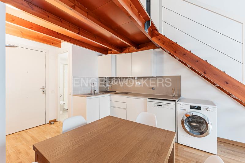 Foto 510c2781-c17b-4c3a-af7e-718fa5b4613c. Alquiler apartamento encantador estudiooficina amueblado en edificio renovado con jardín en Barcelona