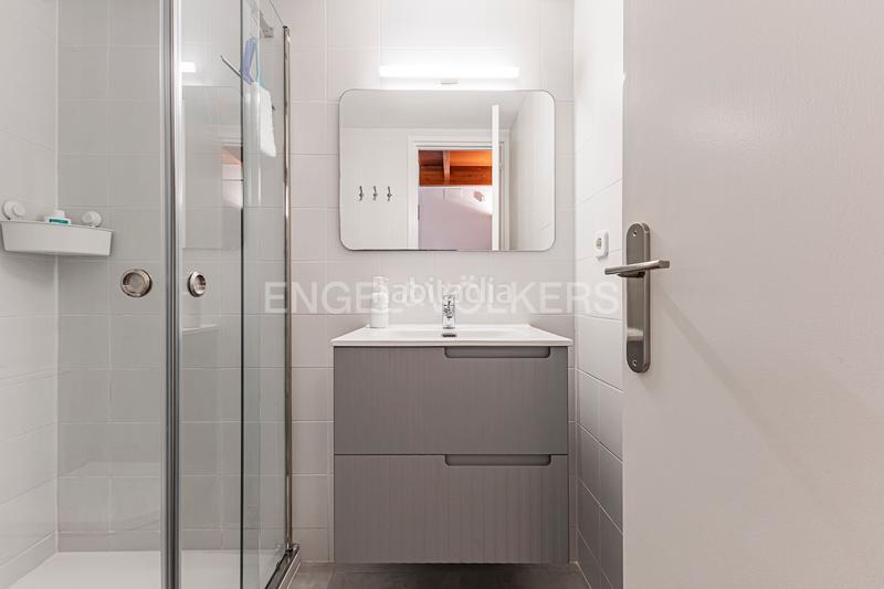 Foto 62fb66c2-1cc2-48ff-bf18-100cec9acfe4. Alquiler apartamento encantador estudiooficina amueblado en edificio renovado con jardín en Barcelona
