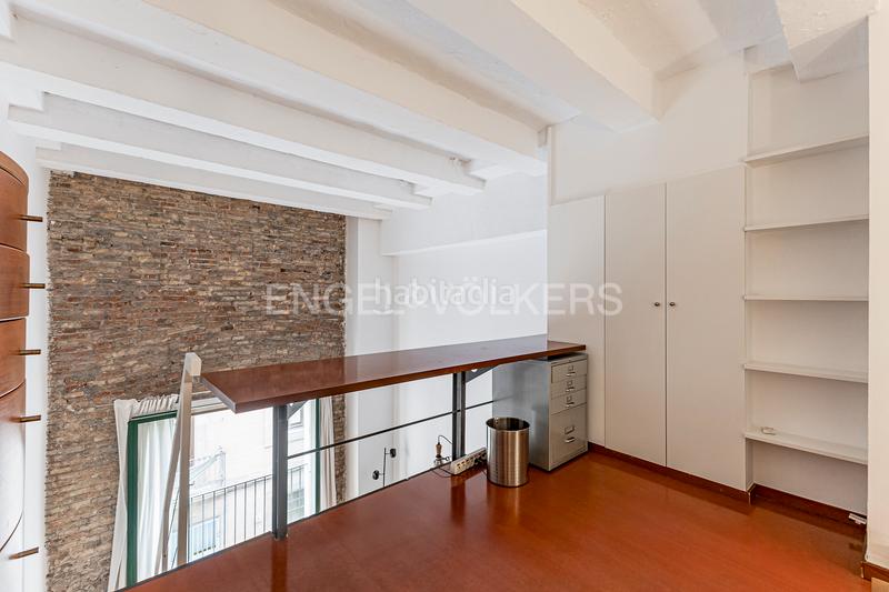 Foto 816ffb50-1ee4-46f7-9066-a03a74c9d664. Alquiler apartamento encantador estudiooficina amueblado en edificio renovado con jardín en Barcelona