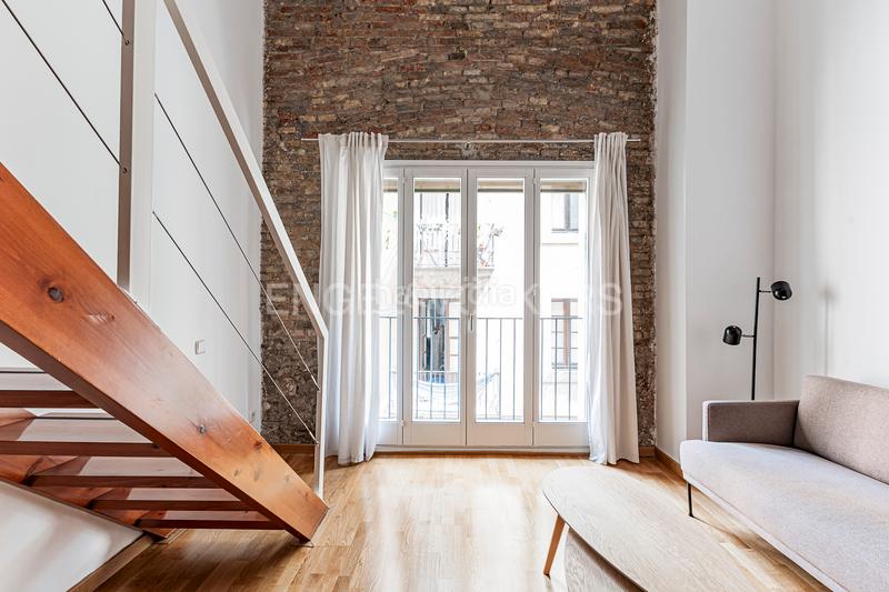 Foto 8a8e8cad-e043-49e6-a0dd-5a54f1373c4e. Alquiler apartamento encantador estudiooficina amueblado en edificio renovado con jardín en Barcelona