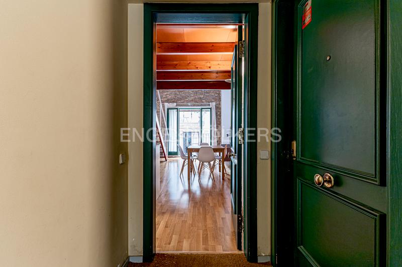 Foto a0850ee0-0b64-476f-a542-fa24a443aced. Alquiler apartamento encantador estudiooficina amueblado en edificio renovado con jardín en Barcelona