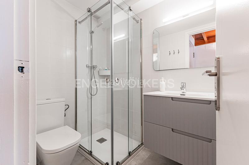 Foto a2205653-c3db-4ae2-89b5-b4d489367f74. Alquiler apartamento encantador estudiooficina amueblado en edificio renovado con jardín en Barcelona