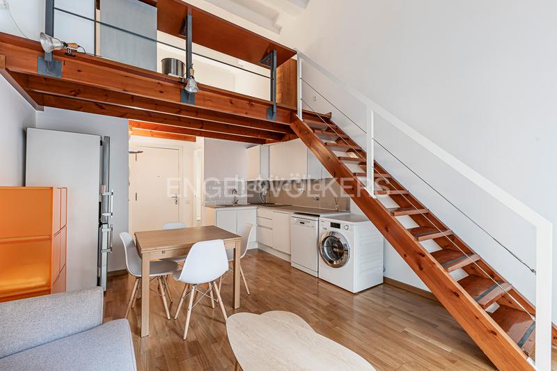 Foto dde6a9c5-3c35-48ae-a539-06d97f00652d. Alquiler apartamento encantador estudiooficina amueblado en edificio renovado con jardín en Barcelona