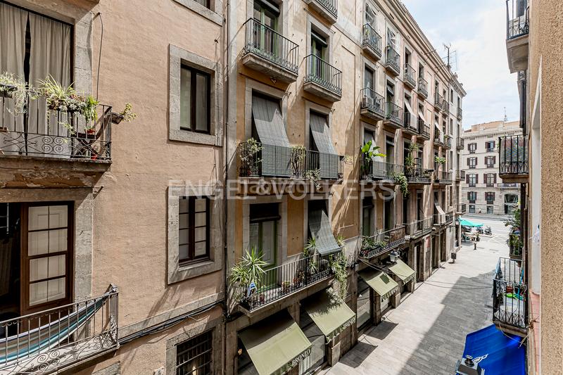 Foto ef58a3b6-151d-450a-b11f-fcbeb40ef3bf. Alquiler apartamento encantador estudiooficina amueblado en edificio renovado con jardín en Barcelona