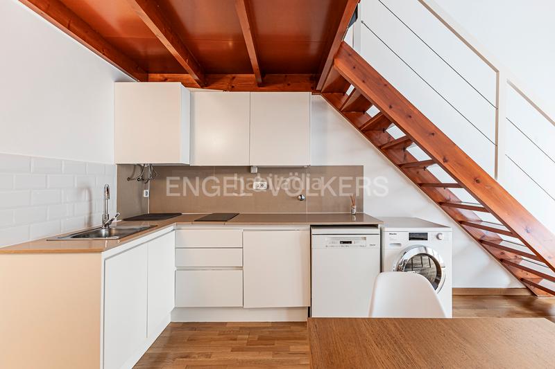 Foto f387113b-d9ff-4aca-88ed-df311cefd3c9. Alquiler apartamento encantador estudiooficina amueblado en edificio renovado con jardín en Barcelona