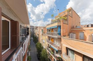 Apartament a Sants. Piso alto y luminoso con terraza junto al mercado de sants