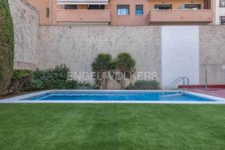Apartament a La Nova Esquerra de l´Eixample. Bonito piso con piscina cerca de sants