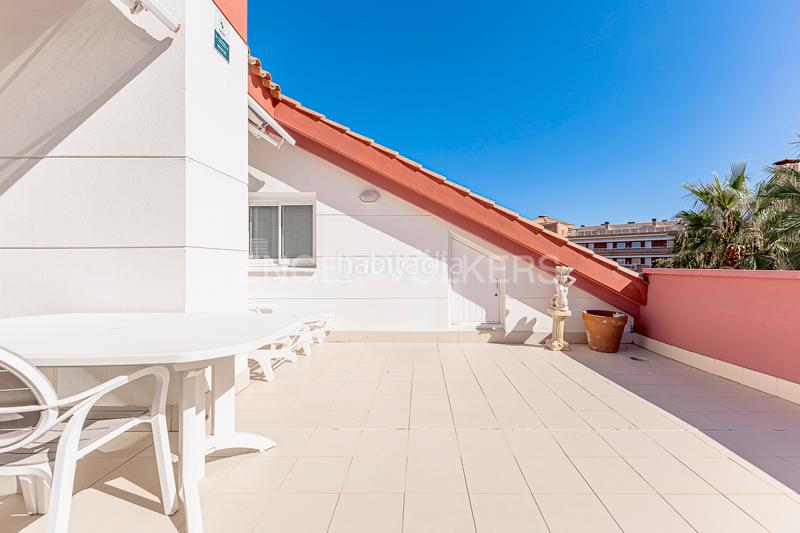 Foto 0eb5bbba-8744-4ba0-9cb2-61e476aec63f. Location attique avec chauffage parking piscine dans Sitges