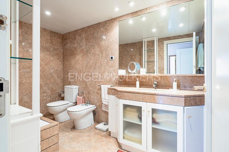 Foto fb153da6-6258-4704-88be-4f4efffe58d6. Location attique avec chauffage parking piscine dans Sitges
