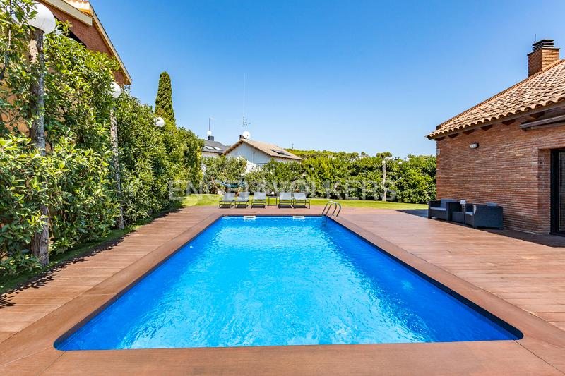 Foto 1302844c-c91c-4f1f-a203-84baff550f09. Casa preciosa casa, confort excepcional y un jardín que enamora en Castelldefels