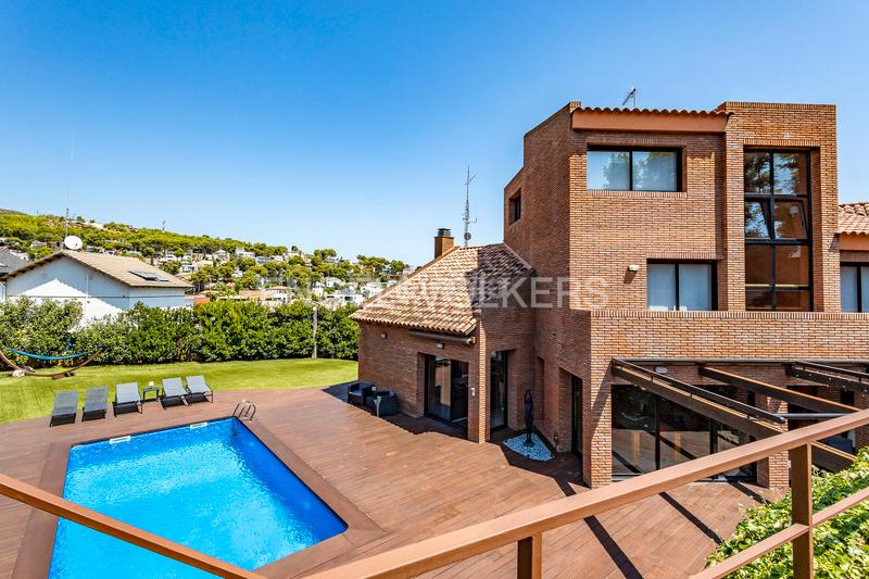 Foto 34779ce8-0943-484e-bb30-81e61ad7ddc3. Casa preciosa casa, confort excepcional y un jardín que enamora en Castelldefels