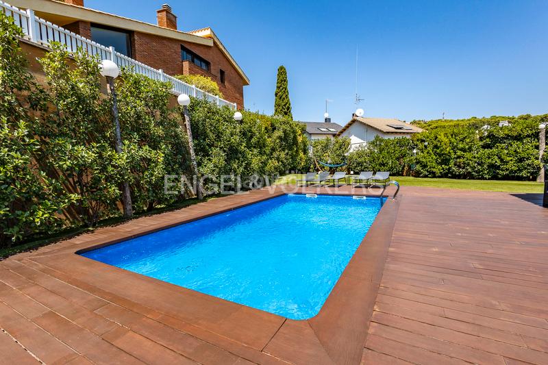 Foto 422df1bc-9194-46f2-a421-a36bd12c13cd. Casa preciosa casa, confort excepcional y un jardín que enamora en Castelldefels