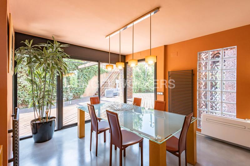 Foto 7682c6fc-2a6d-42cb-8326-80f2a1a1daf0. Casa preciosa casa, confort excepcional y un jardín que enamora en Castelldefels