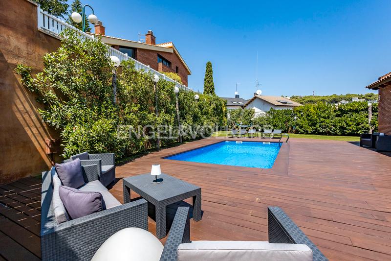 Foto 7c08f82f-bd86-4bf8-a622-51dcb29bcd85. Casa preciosa casa, confort excepcional y un jardín que enamora en Castelldefels