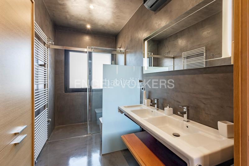 Foto cee45b86-31ba-4dac-a195-f53c1b22d6ee. Casa preciosa casa, confort excepcional y un jardín que enamora en Castelldefels