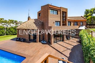 Haus in Montmar. Preciosa casa, confort excepcional y un jardín que enamora