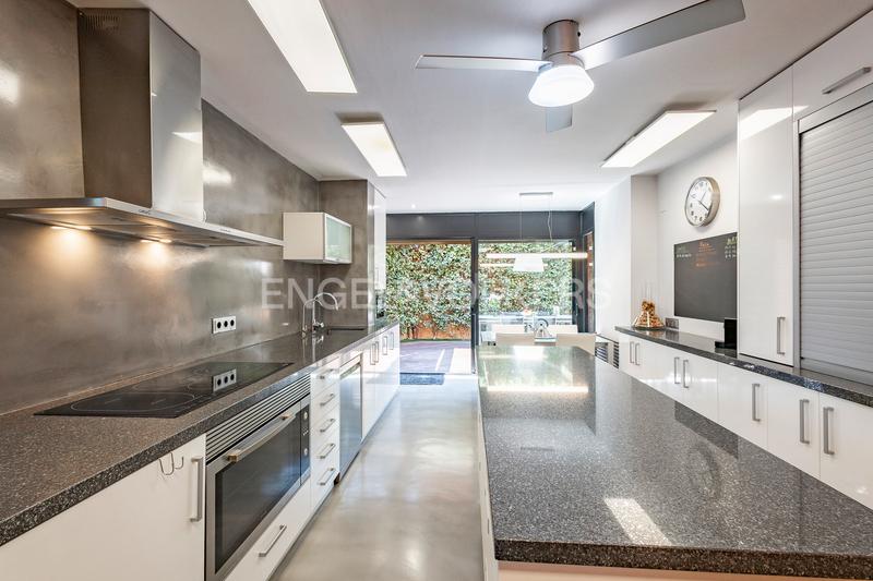 Foto f2c10a24-a9a7-421b-8216-7be8ca4d7b43. Casa preciosa casa, confort excepcional y un jardín que enamora en Castelldefels