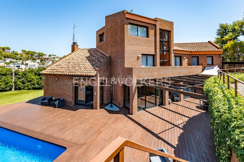 Foto fec689ea-4740-4ef9-af9c-bccf85f2c27e. Casa preciosa casa, confort excepcional y un jardín que enamora en Castelldefels