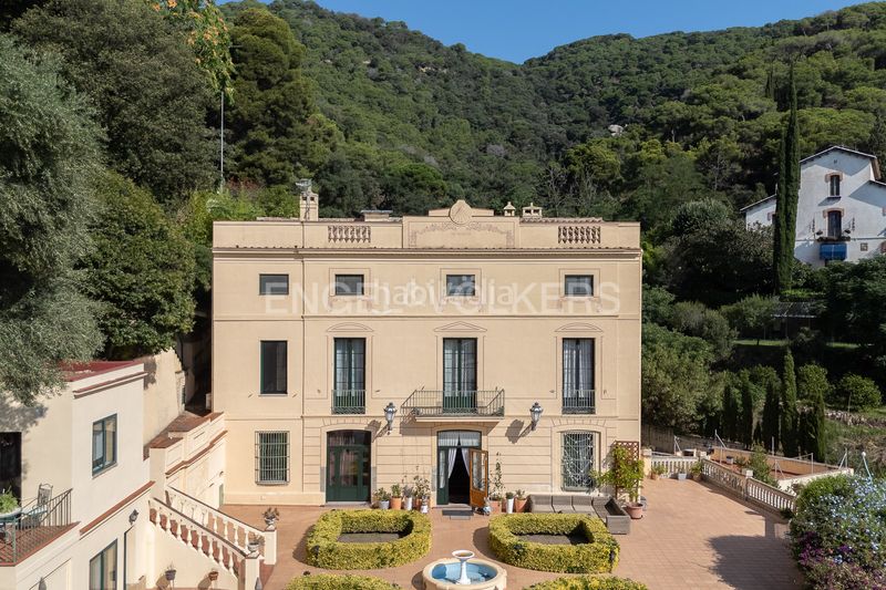 Foto f8fbf56b-1425-447d-b266-415262bca2d6. Casa amb calefacció aparcament piscina a Premià de Dalt