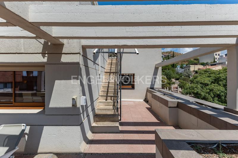 Foto 094b76db-5b84-4184-ab05-d38ef73a854f. Attico con riscaldamento parcheggio piscina in Finestrelles Esplugues de Llobregat