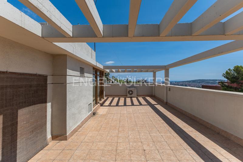 Foto 0f2282d3-ed26-4912-91de-1531936b2d3d. Attico con riscaldamento parcheggio piscina in Finestrelles Esplugues de Llobregat