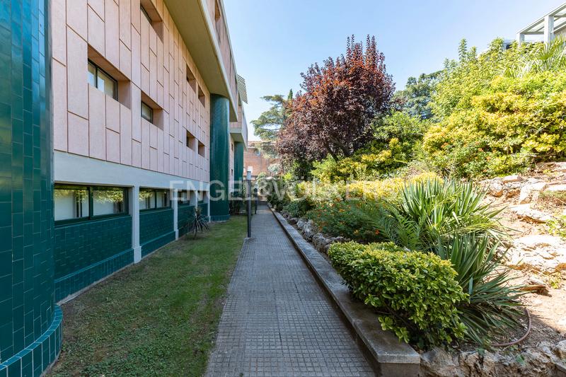 Foto 5dc0a786-b58f-4da5-97ea-ad44dc0e57f0. Attico con riscaldamento parcheggio piscina in Finestrelles Esplugues de Llobregat