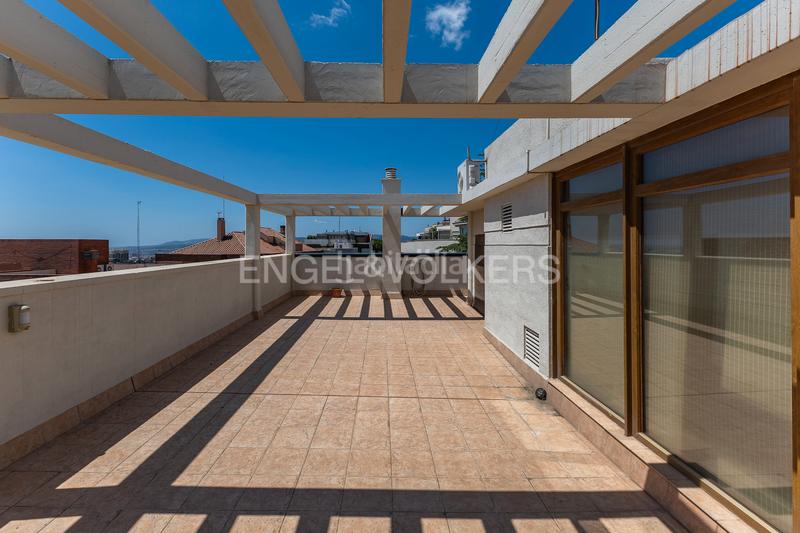 Foto 68ce7dd0-3dbc-4a1e-a545-2cb75a1a3bc6. Attico con riscaldamento parcheggio piscina in Finestrelles Esplugues de Llobregat