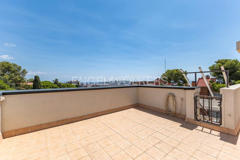 Foto ce937631-67e8-4a64-b88d-1ee6446aec36. Attico con riscaldamento parcheggio piscina in Finestrelles Esplugues de Llobregat