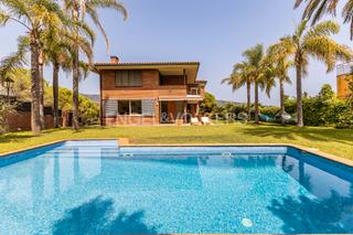 Casa a Centre. Elegante casa reformada con jardín y piscina en el centro de san