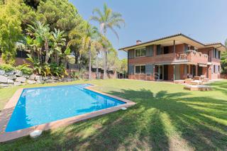 Casa a Centre. Elegante casa reformada con jardín y piscina en el centro de san