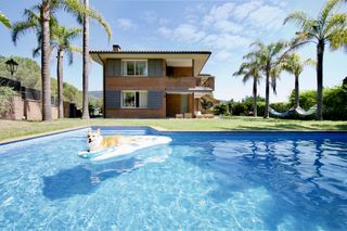 Casa a Centre. Elegante casa reformada con piscina  y vistas al mar.