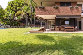 Haus in Centre. Elegante casa reformada con piscina  y vistas al mar.