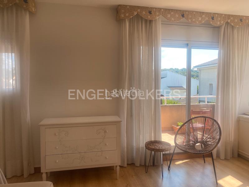 Foto f43f2d57-79c3-43c5-bd65-6642c510a11c. Alquiler casa adosada magnifica casa pareada con 5 dormitorios dobles en Sitges