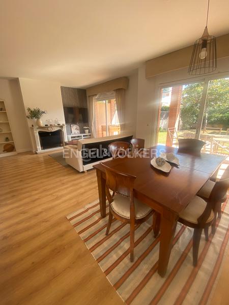 Foto 2f79ce14-4313-4214-bf40-506f1be7efd7. Rent semi detached house with heating parking pool in Sitges