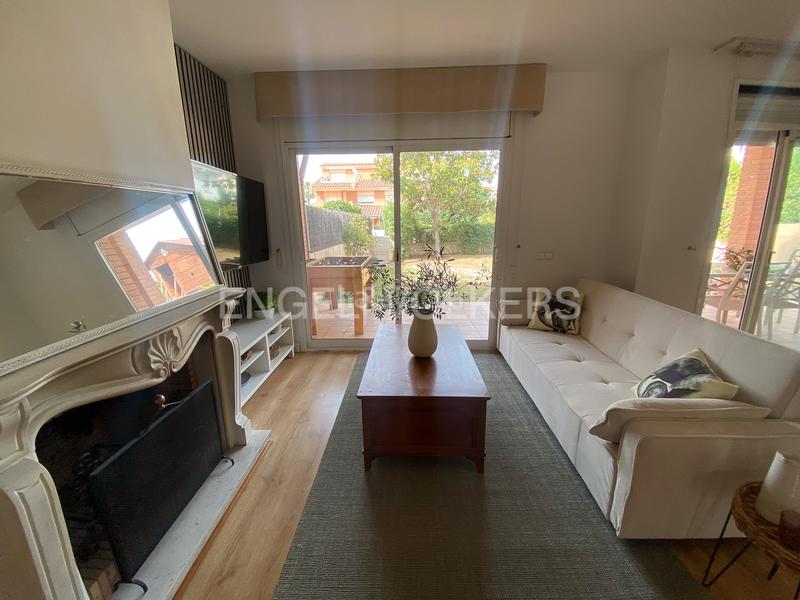Foto ac45c1c3-7b0a-49b0-ad40-12d60a3f7817. Rent semi detached house with heating parking pool in Sitges