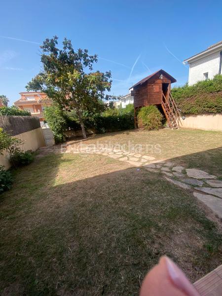 Foto b823ed18-e918-402d-ab97-1ab50e91ebd6. Rent semi detached house with heating parking pool in Sitges