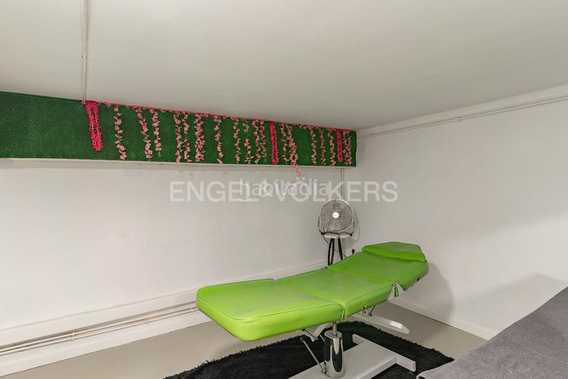 Foto 3423a5d3-6595-4688-a875-ec3d9620b6e9. Estudio local comercial en galería a pie de calle en Calella