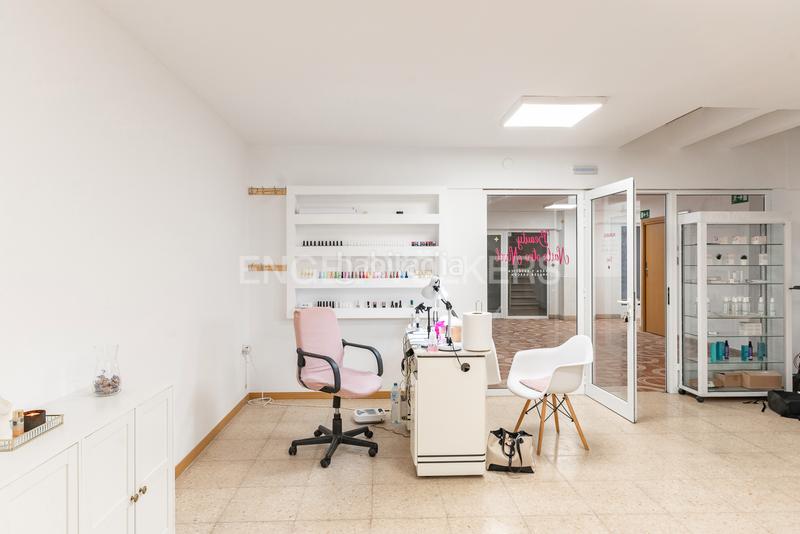Foto b9a3da6b-4382-447a-904a-fe8ee055dffa. Estudio local comercial en galería a pie de calle en Calella